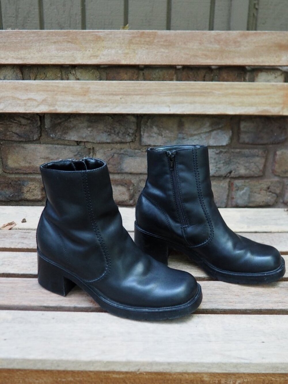 Black leather square toe zip ankle boots booties women's 7.5 Vintage 2000s retro